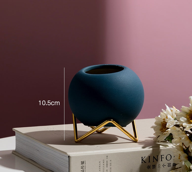 Ceramic Plant Pot, Round With Gold Metal Holder